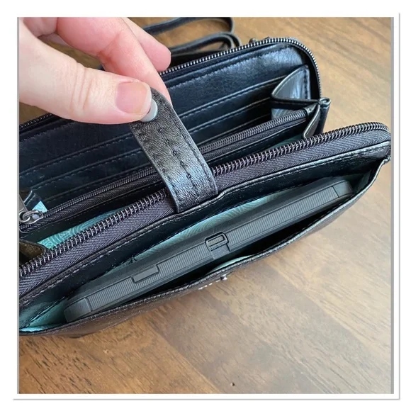 THE SAK 3 in 1 Phone Wallet/Wristlet/Crossbody Bag - Picture 9 of 10